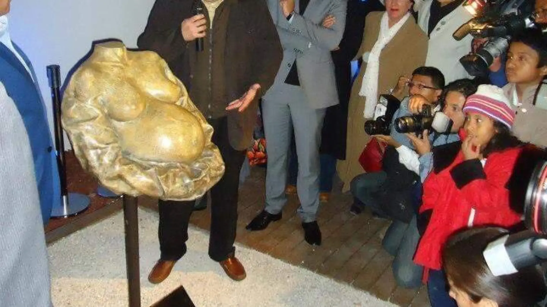 Samuel dio unas palabras cuando el rector de la BUAP develó su escultura en la inauguración del Centro Cultural Universitario